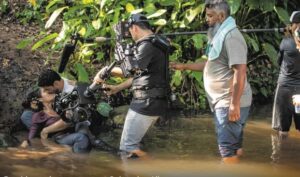 Bastidores de cena em que Caio salva Aline em Terra e Paixão (Foto: Reprodução / Globo)