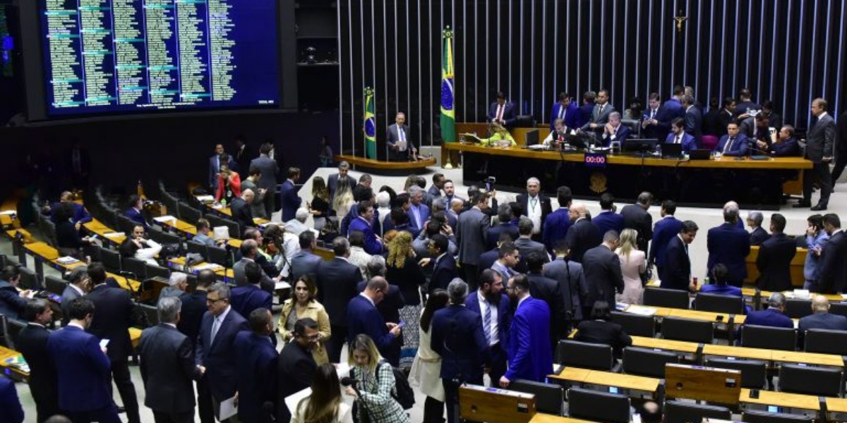 Deputados na sessão do Plenário de quinta-feira (6) (Foto: Zeca Ribeiro/Câmara dos Deputados)