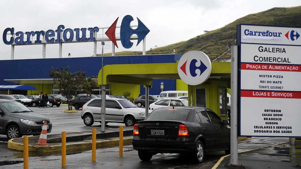 No ano de 1999, o Carrefour estourou cofres para comprar grande rival (Foto Reprodução/Internet)