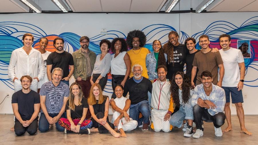 Elenco de Fuzuê, novela das 19h da Globo, reunido. (Foto: Reprodução / Internet)