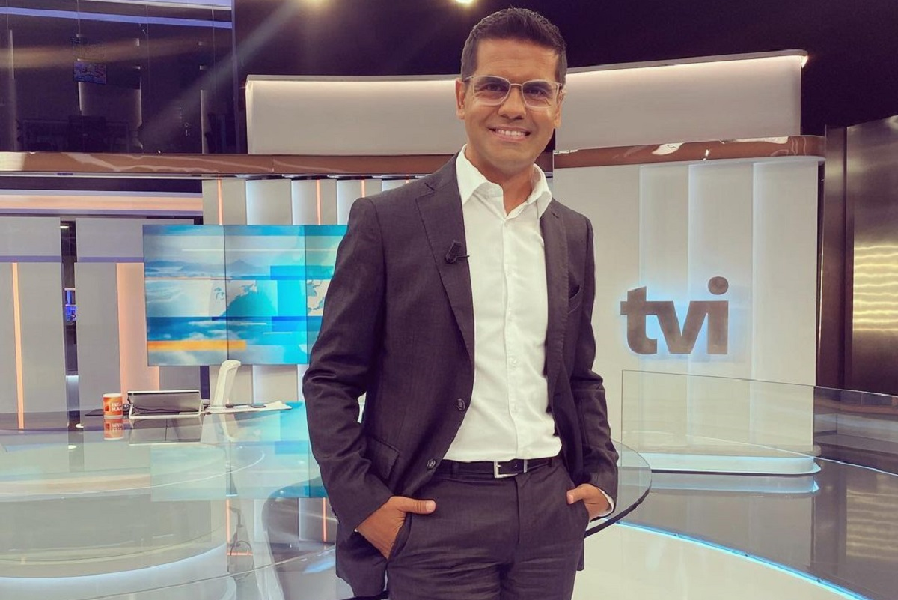 Âncora do jornal da TVi 24, Marcos Pinto (Foto: Reprodução/ Internet)