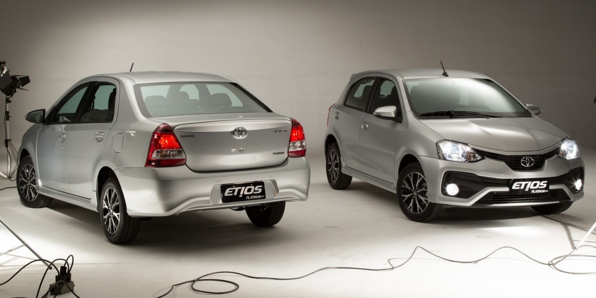 Etios hatch e Etios sedan eram os mais baratos da montadora japonesa (Foto: Divulgação/Toyota)