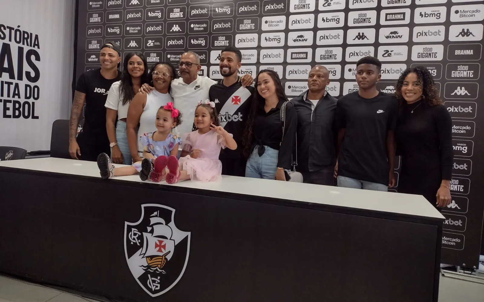 Vasco apresentou oficialmente o meia Paulinho (Foto: Joel Silva/Lance!)