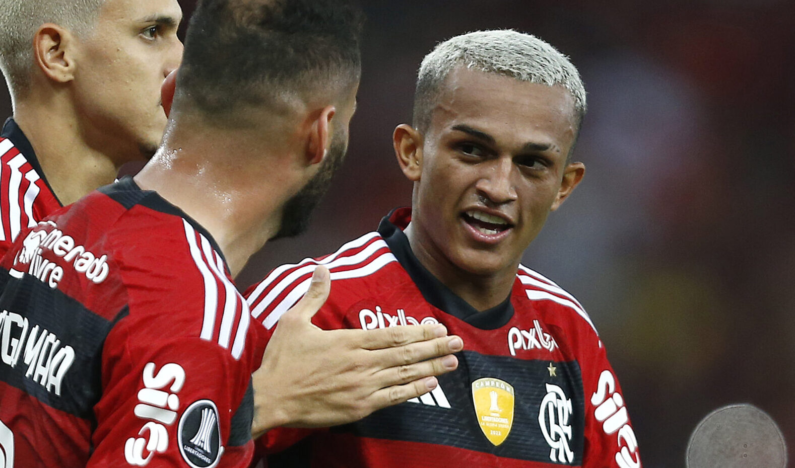 Wesley leva o terceiro amarelo e desfalca o Flamengo no jogo da volta  contra o Grêmio