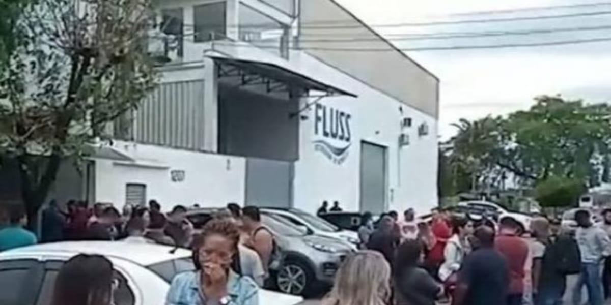 Funcionários fazendo protesto em frente a empresa (Reprodução: Internet)