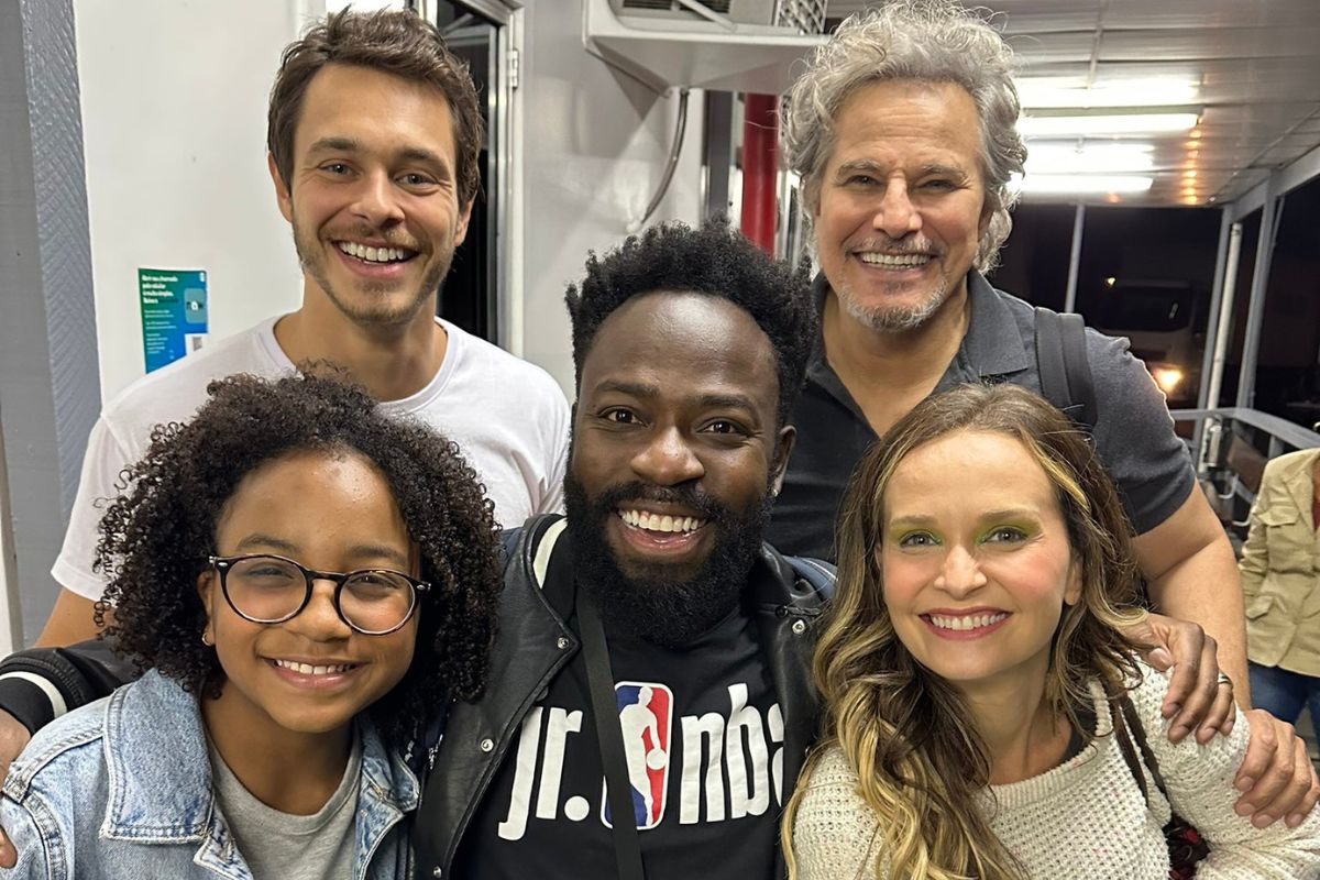 Maria, Douglas Silva, Fernanda Rodrigues e Edson Celulari em gravações da novela Fuzuê. (Foto: Reprodução / TV Globo)