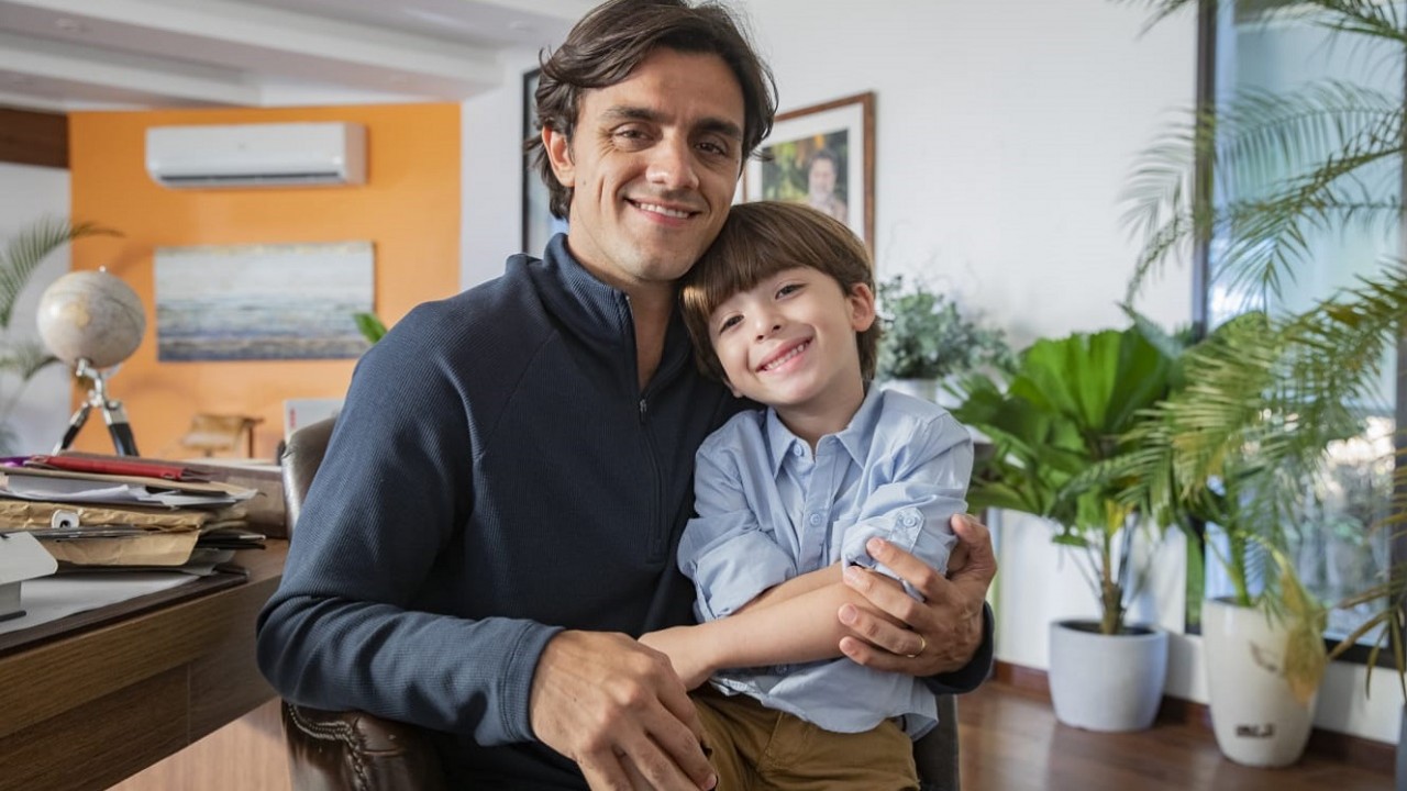 Heitor (Felipe Simas) com Bernardo (Theo Matos) seu filho em Fuzuê. (Foto: Reprodução / TV Globo)