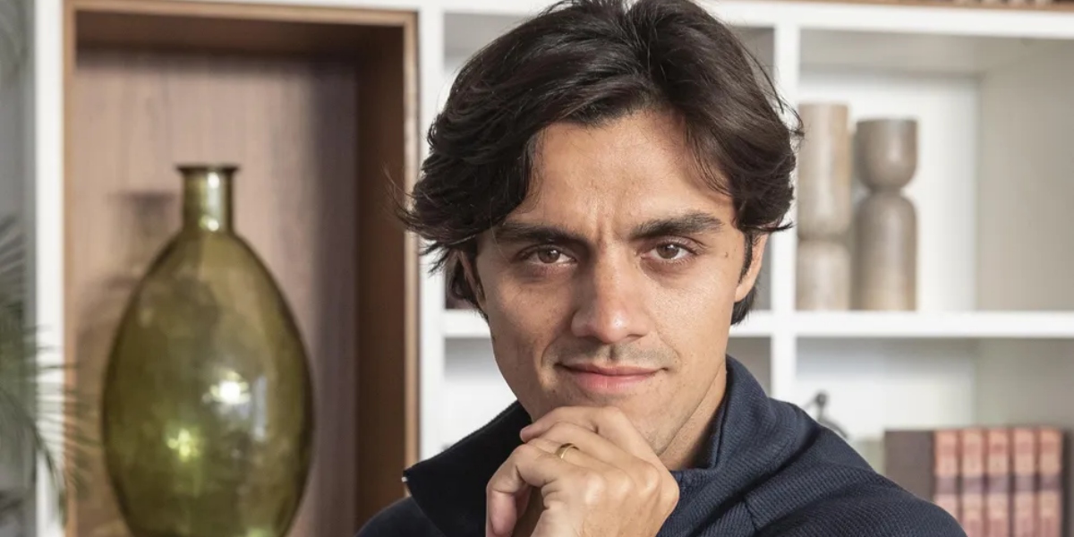 Felipe Simas dá vida a Heitor em "Fuzuê" (Foto: Fábio Rocha/TV Globo)