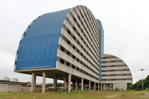 Hotel Mart Center está com as obras inacabadas até hoje (Foto: Reprodução Internet)