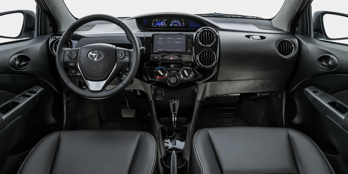 Interior do Etios 2019 (Foto: Reprodução/Quatro Rodas)