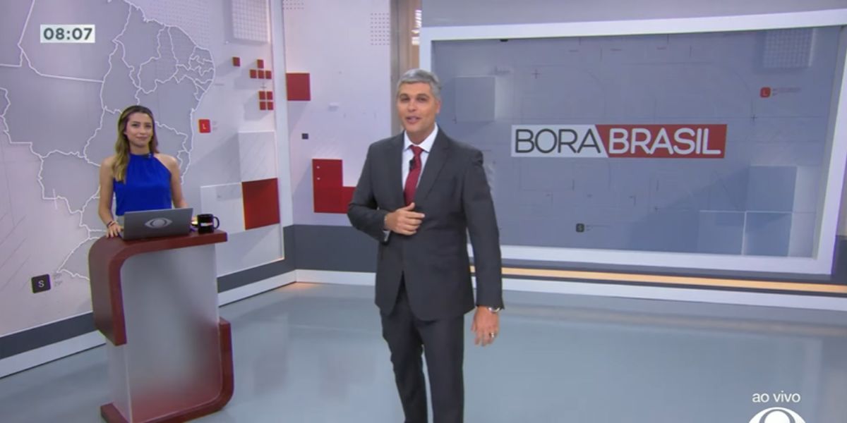 Joel Datena no comando do Bora Brasil, anunciando que não estaria presente na sexta-feira (Reprodução: Band)