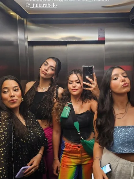 Maisa Silva surgiu com amigas em elevador de prédio que pegou fogo (Foto: Reprodução/ Instagram)