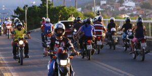 Motoboys ainda precisam de habilitação (Foto: Agência Infomotos)