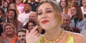 Paolla Oliveira fez gesto ao vivo para a plateia do 