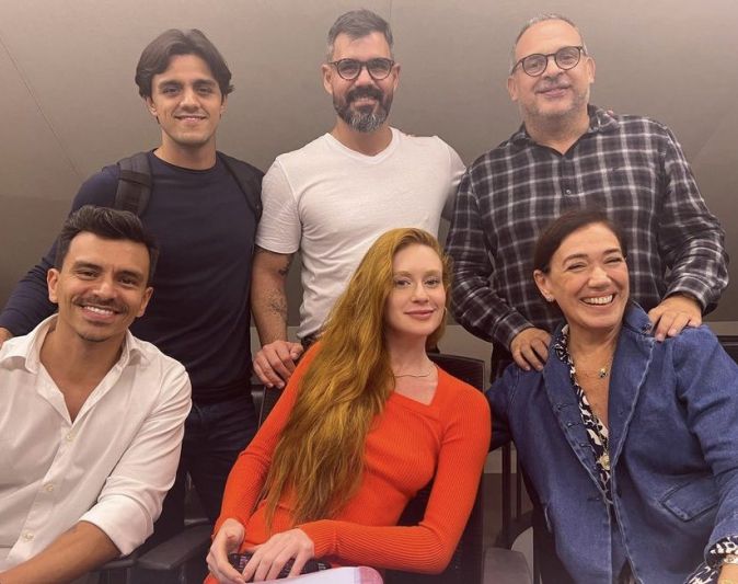 Pascoal (Juliano Cazarré) e os integrantes do núcleo da família Montebello de Fuzuê. (Foto: Reprodução / Globo)