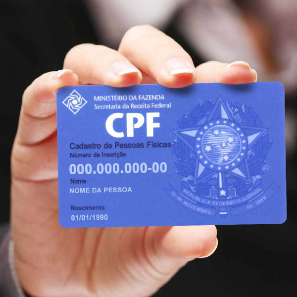 O CPF em mãos (Foto: Reprodução/ Internet)