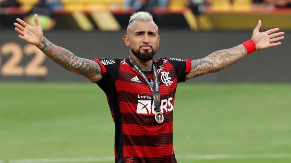 Após não engrenar no Flamengo, Vidal deixa clube (Foto: EFE)