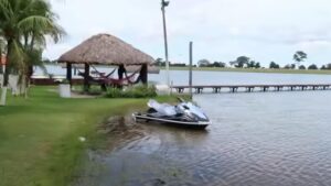 A fazenda tem um lago com quiosque e trapiche - Foto Youtube