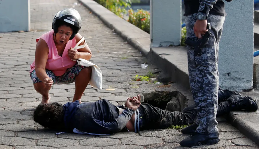 Avó implora ao neto detido por tentativa de assalto na Leopoldina - Foto O Globo