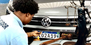 Motoristas precisam ficar atentos quanto À nova lei que pode modificar as placas dos veículos (Foto Reprodução/Montagem/Tv Foco)