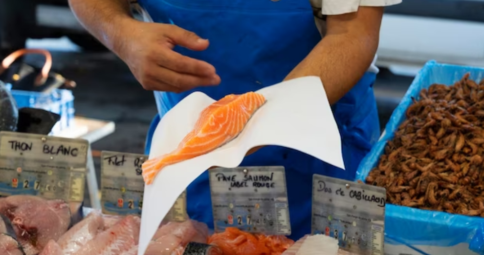 É extremamente necessário ter um cuidado redobrado, principalmente ao comprar carnes, frios e congelados (Foto Reprodução/Internet)