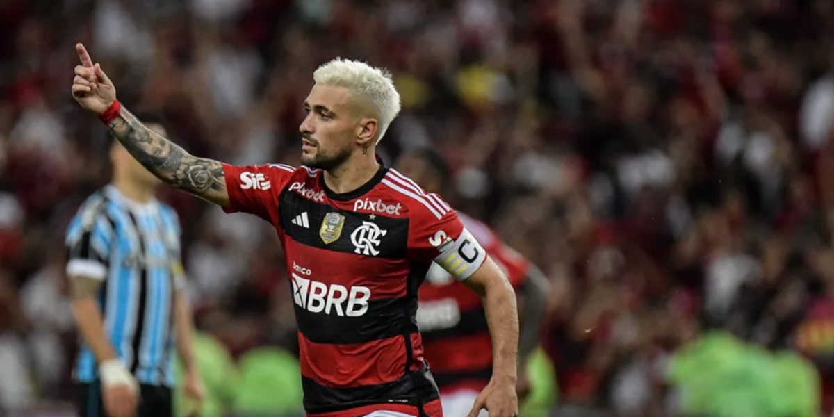 Arrascaeta comemora seu gol durante partida do Flamengo contra o Grêmio no Maracanã pela Copa do Brasil (Foto: Thiago Ribeiro/AGIF)