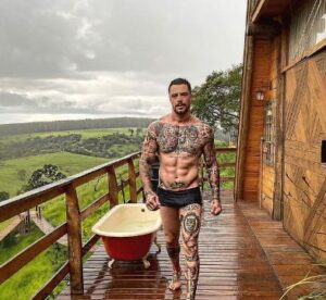Lago artificial e sauna: Felipe Titto exibe sua mega mansão