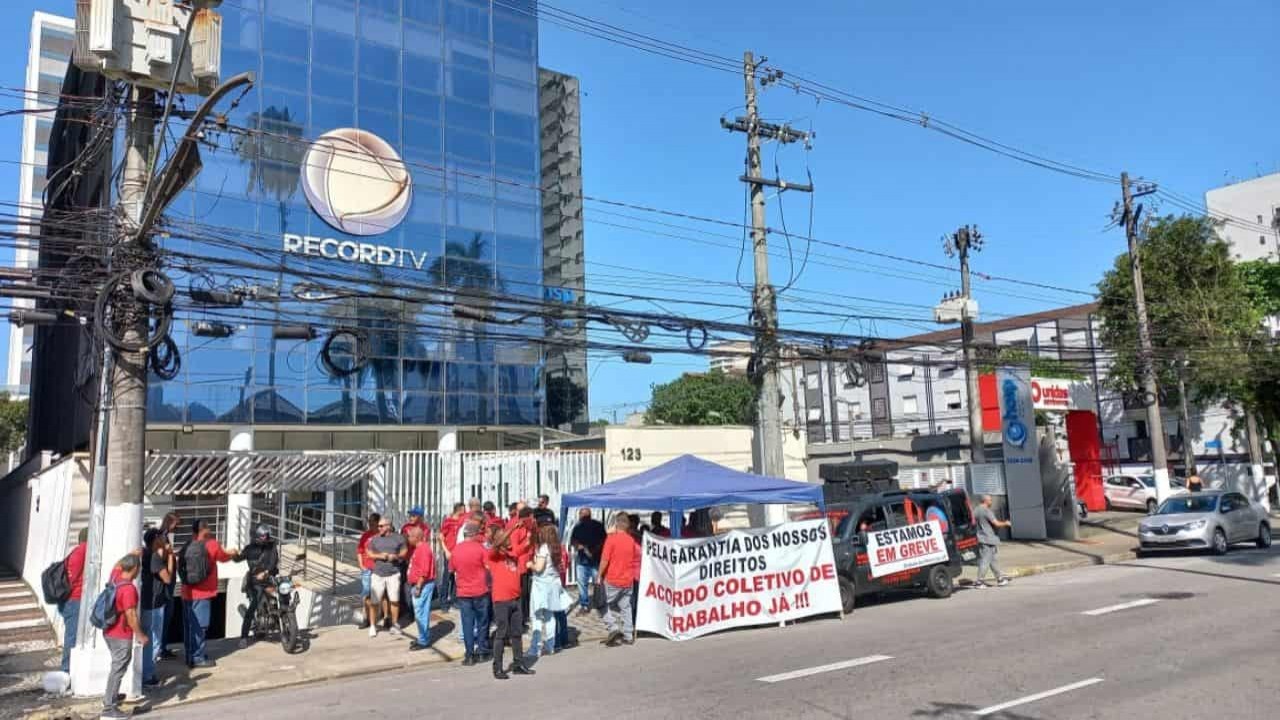 Funcionários na porta da Record TV Litoral - Fonte Sindicato dos Radialistas de SP