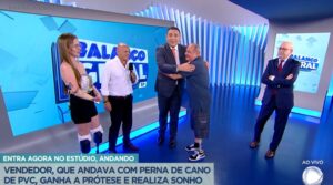 Gottino e Renato Lombardi receberam Milena e Maurício que ganharam uma vida nova por conta de próteses mecânicas - Foto Record