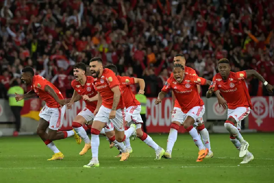 Jogadores do Internacional comemorando a vitória para as quartas de final da Libertadores (Foto: Reprodução/ Internet)