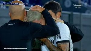 JP Galvão, do Botafogo, deixa o estádio de ambulância, após ferimento no cotovelo - Foto Globo