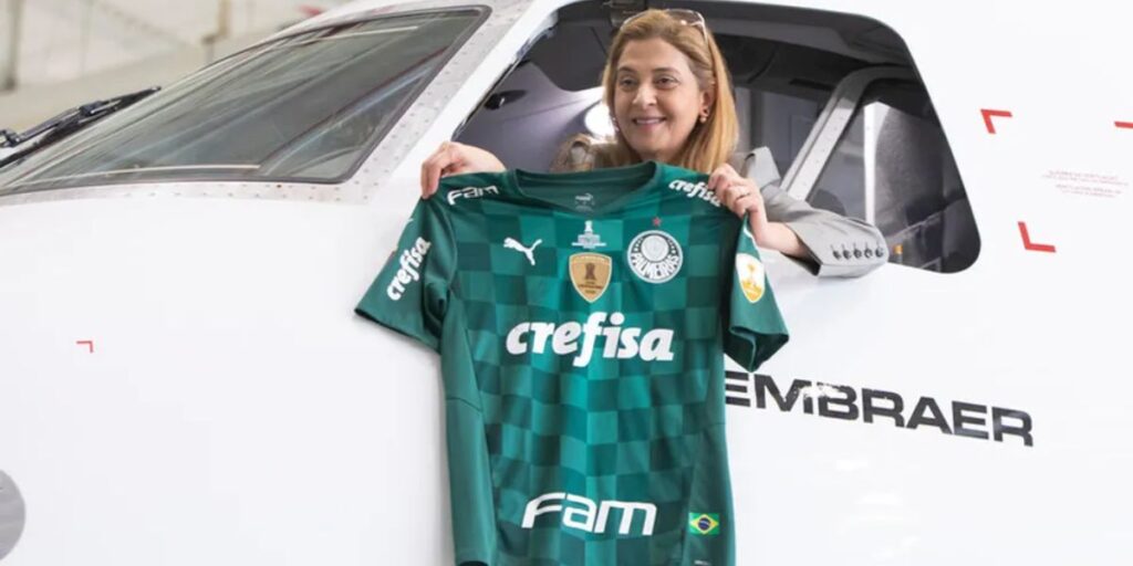 Leila Pereira segurando a camiseta do Palmeiras no avião do clube (Reprodução - Internet)