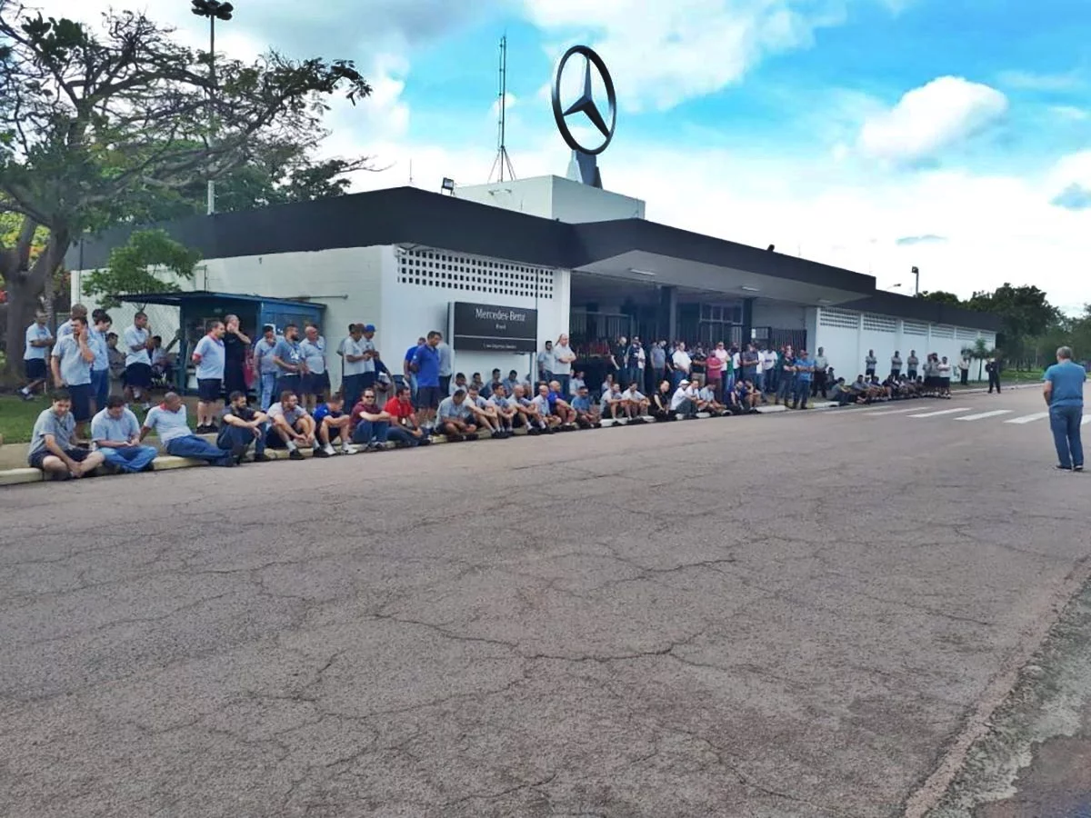 Funcionários juntamente com o Sindicato se revoltaram e protestaram contra a terceirização (Foto Reprodução/Internet)