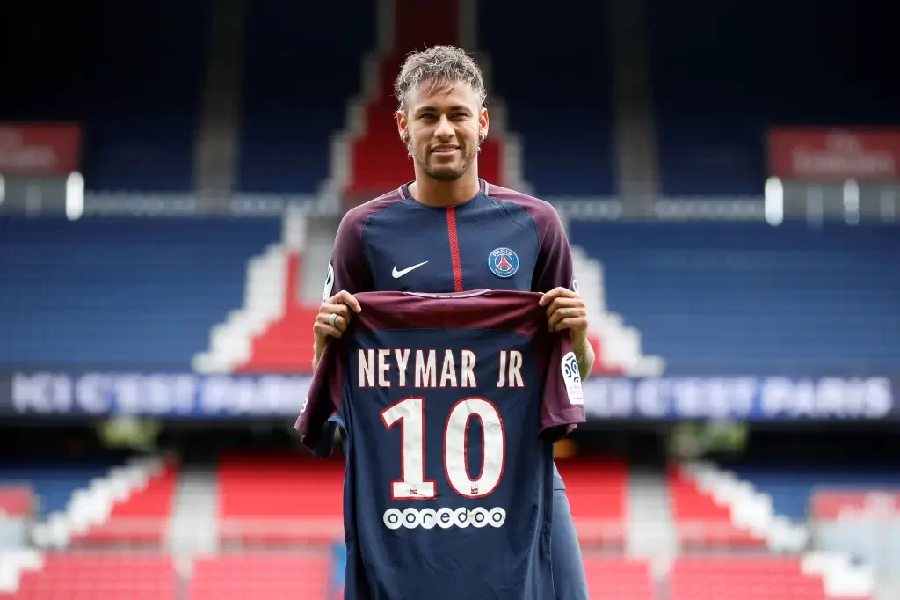 Neymar no dia em que se apresentou no PSG (Foto: Reprodução/ Internet)