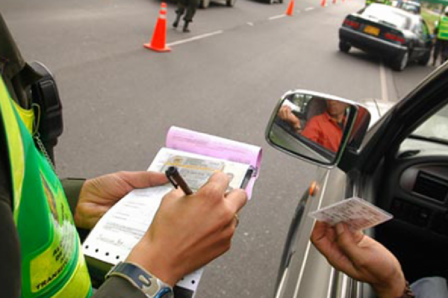 Motorista recebendo multa (Foto: Reprodução/ Internet)