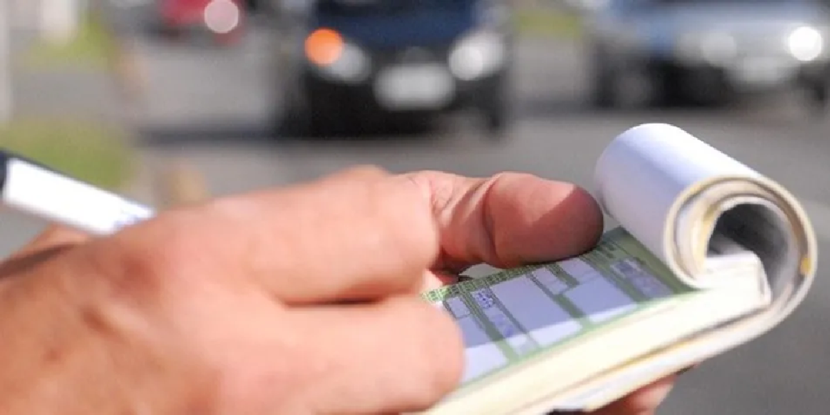 Multa sendo aplicada ao motorista (Foto: Reprodução/ Internet)