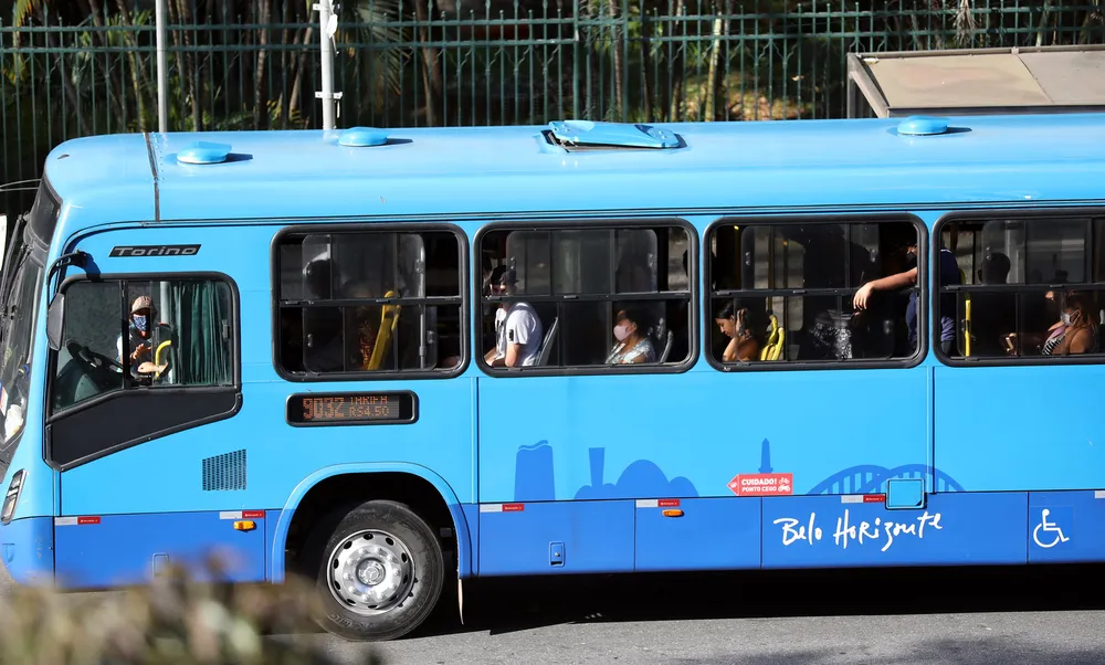 Passageiros de máscara dentro de ônibus em BH - Foto Divulgação G1