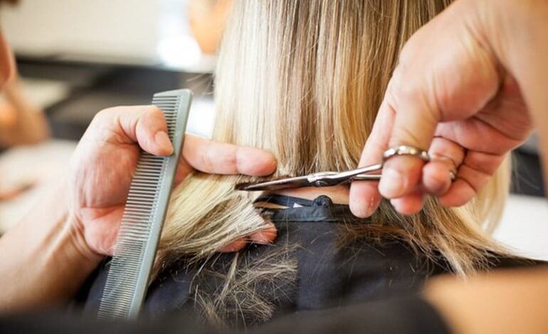 -Pessoa cortando o cabelo (Reprodução - Internet)