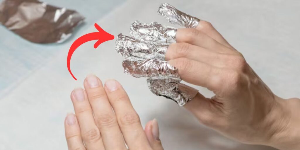 Papel alumínio nas unhas. Foto: Reprodução/