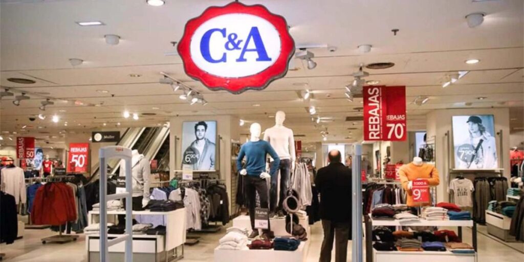 O fechamento de unidade da C&A e comunicado do shopping (Reprodução: Internet)