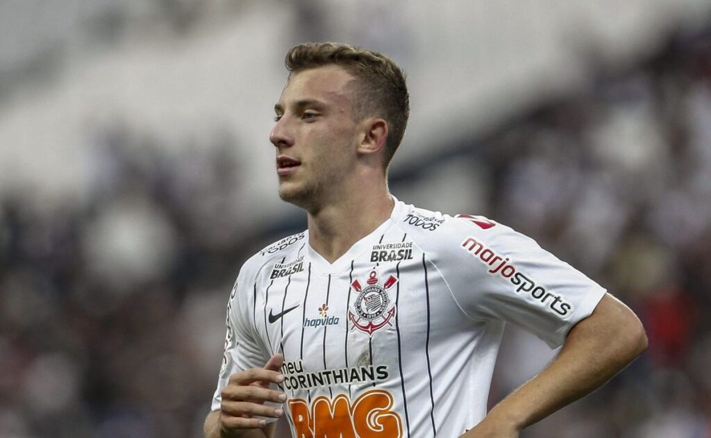 Jogador Carlos Augusto atuando no Corinthians (Foto: reprodução, Globo Esporte)