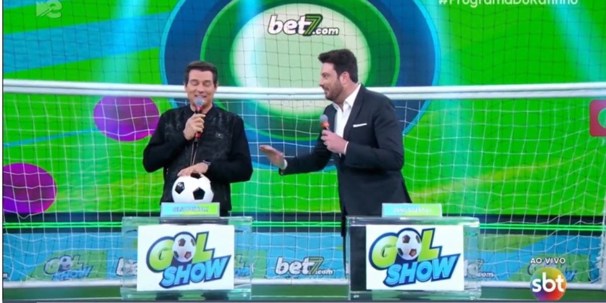 Celso Portiolli e Danilo Gentili durante o quadro Gol Show, no Programa do Ratinho (Reprodução: SBT)