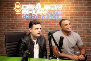 Chico Garcia e Denílson no podcast 'Denílson Show' (Foto: Reprodução / YouTube)