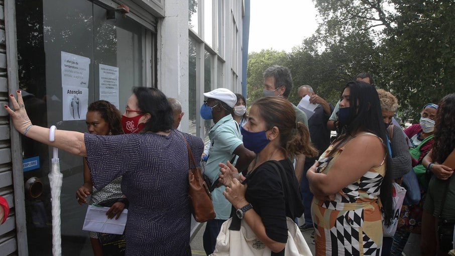 As filas à espera de um benefício pelo INSS estão cada vez maiores (Foto Reprodução/Internet)