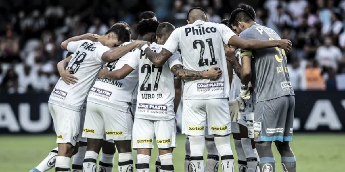 Parte do elenco do Santos em campo - Foto: Reprodução/Internet