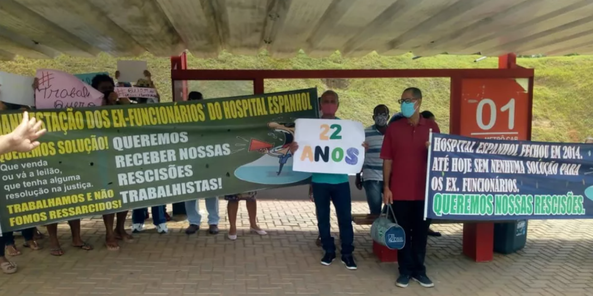 Ex-funcionários protestaram em prol de dívidas trabalhistas após fechamento do Hospital (Foto: Internet)