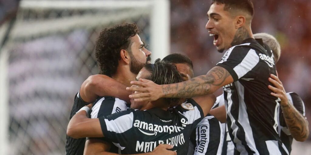 Jogadores do Botafogo comemorando a vitória diante do Bahia por 3 a 0 - (Foto: Internet)