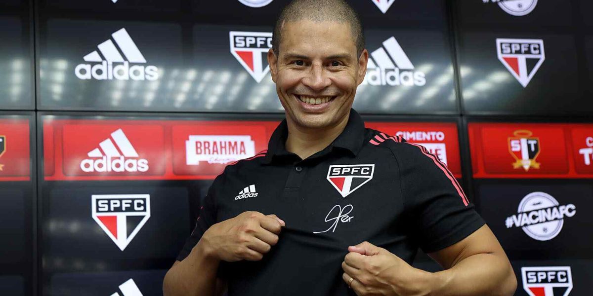 Alex, quando era treinador do juvenil do São Paulo - (Foto: Internet)