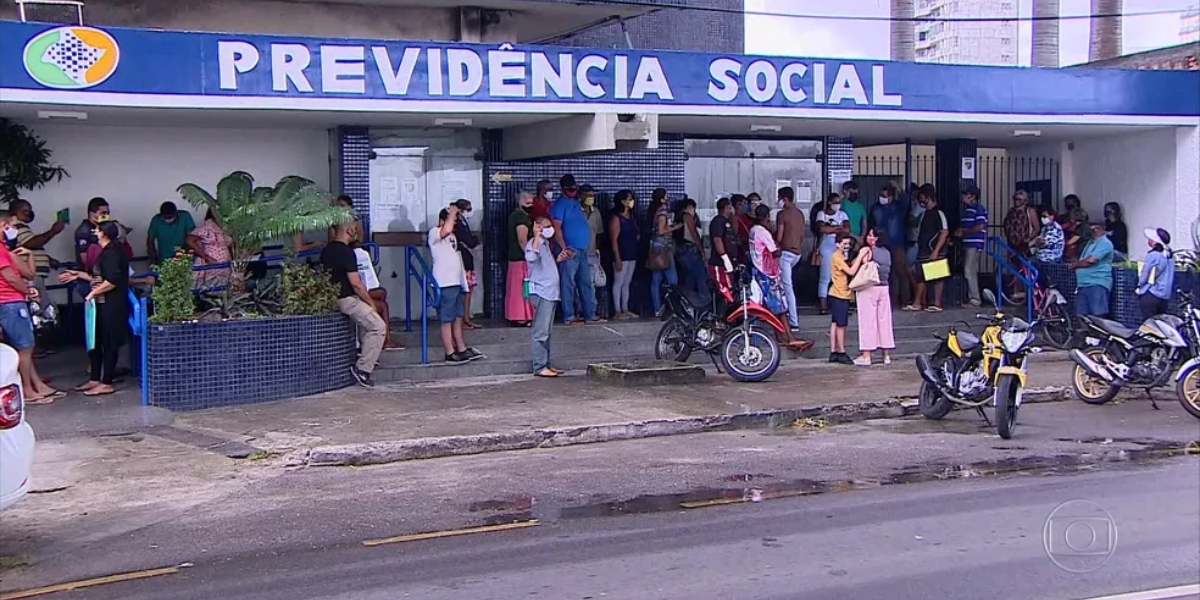 Fila da Previdência Social em Fortaleza (Foto: Reprodução/TV Globo)