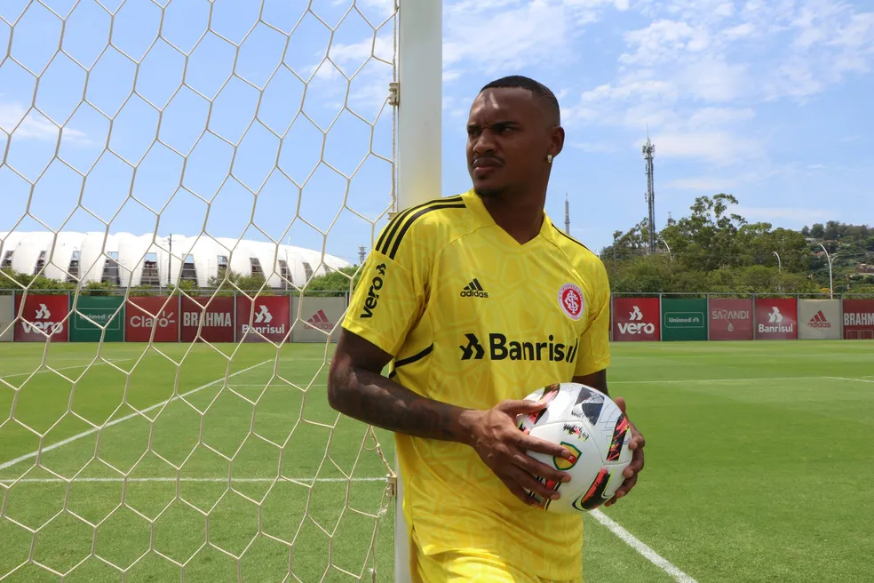 John é o goleiro do Santos, emprestado ao Internacional que vai fechar com o Real Valladolid (Foto: Reprodução/ Internet)